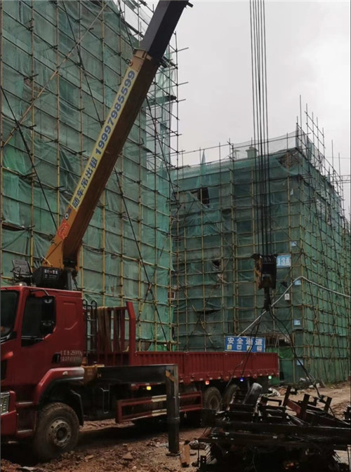 岑巩县“慢工细活”—— 吊车的 “微动控制” 技术